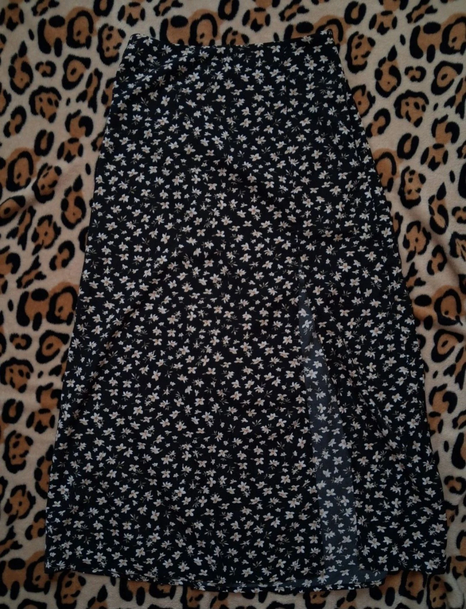Falda midi negra con estampado floral